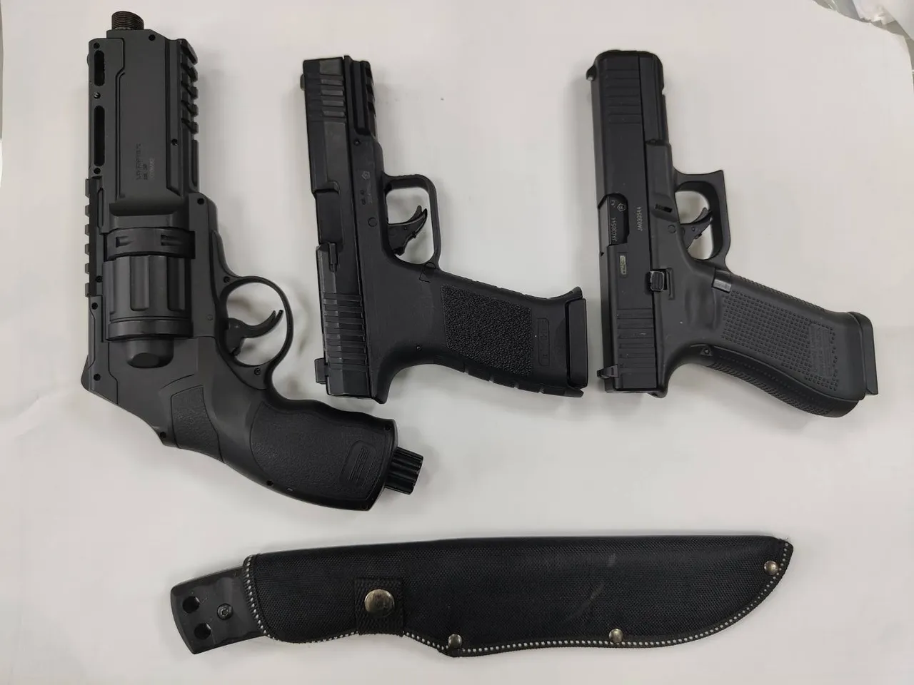 警方瓦解犯罪集團也起出槍枝、刀。翻攝畫面