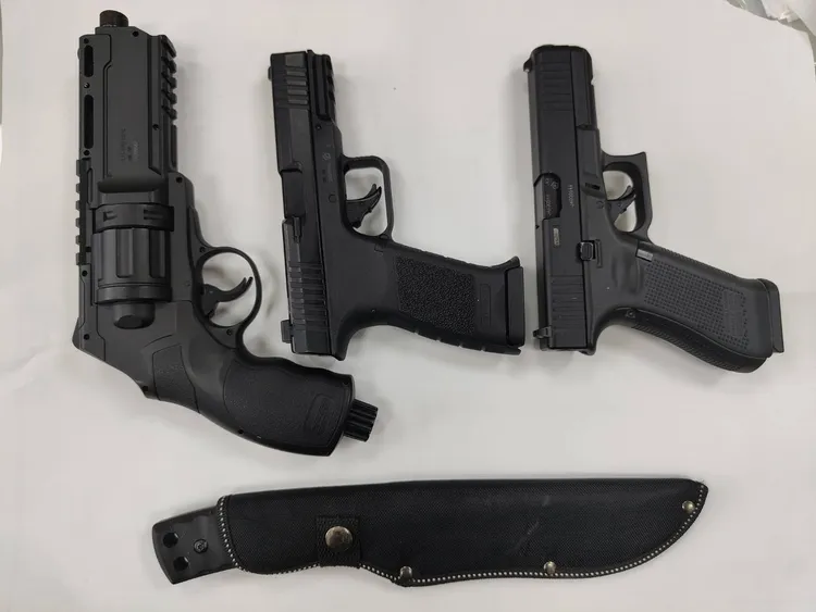 警方瓦解犯罪集團也起出槍枝、刀。翻攝畫面