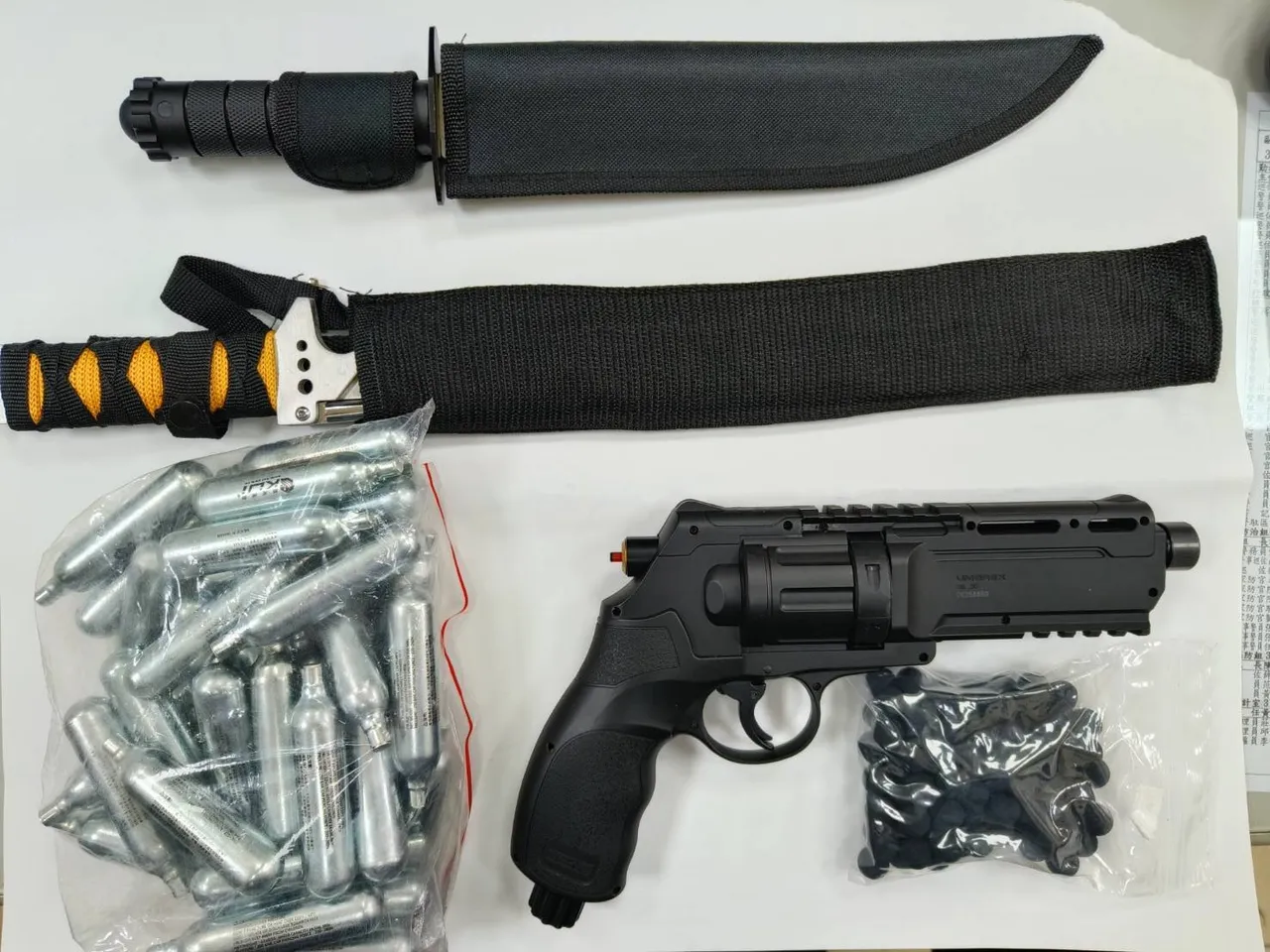警方瓦解犯罪集團也起出槍枝、刀。翻攝畫面