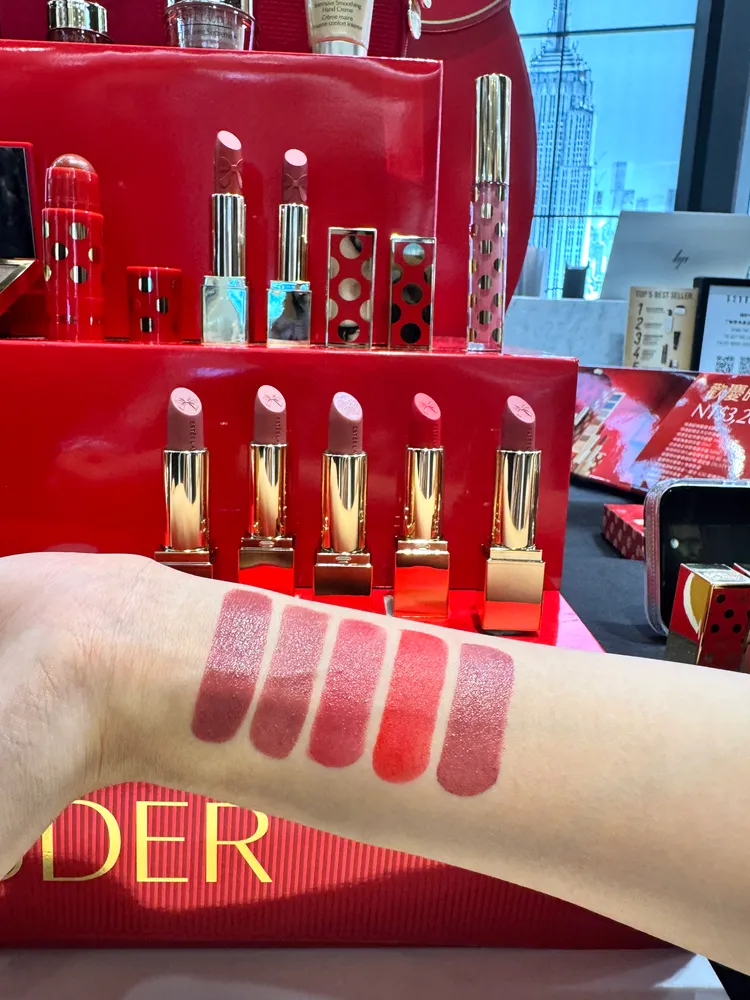 雅詩蘭黛歡慶時刻奇蹟禮盒試色。張家玲攝