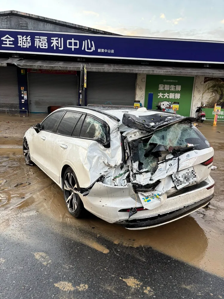 一部白色轎車昨晚遭水泡，且車尾還出現嚴重損毀。民眾提供