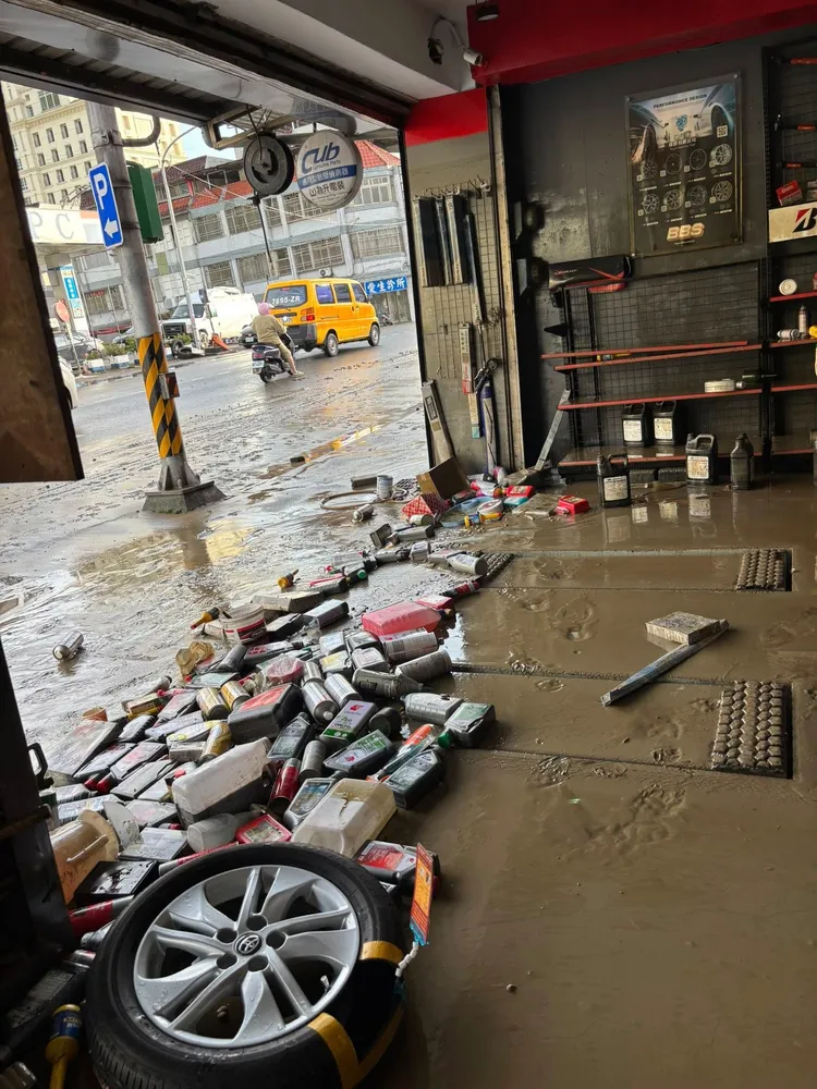 今天淹水漸漸退去，但店面仍留下大片泥濘。民眾提供