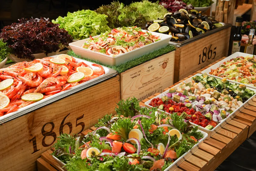 烟波新竹都会馆「经典牛排馆」推出平假日晚餐沙拉吧券，5张1组，享原价 63折优惠，每组仅2495元。烟波国际观光集团提供