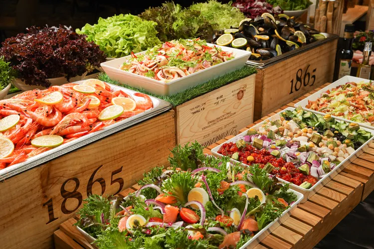 煙波新竹都會館「經典牛排館」推出平假日晚餐沙拉吧券，5張1組，享原價 63折優惠，每組僅2495元。煙波國際觀光集團提供