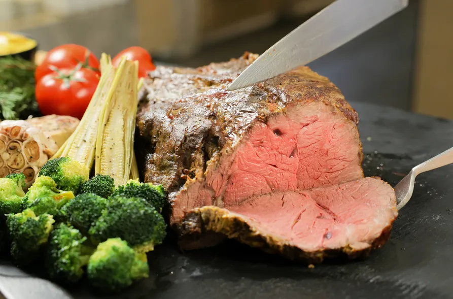 波台南馆「食东西自助餐厅」12张1组，每组加赠「平日早午餐券」1张，每组79折优惠价1万428元。烟波国际观光集团提供