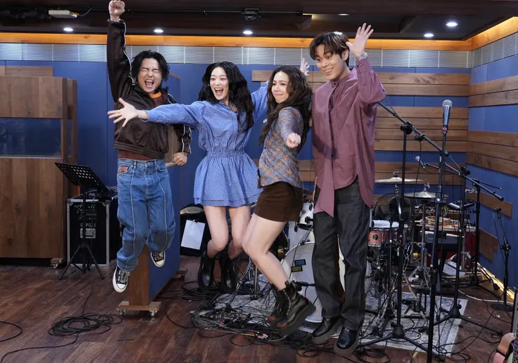 告五人與江齊（左2）先練習得獎跳一下。彭欣偉攝