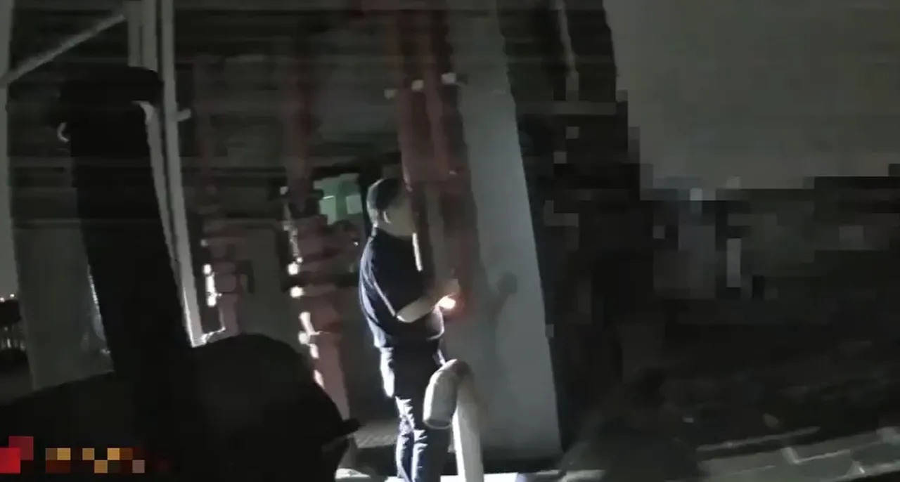 警方上楼与挟持前女友的苏男对峙。翻摄画面