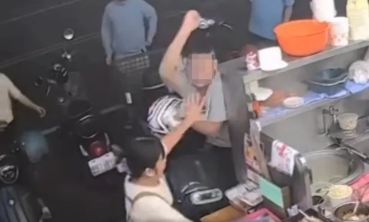 男子因停车纠纷，殴打鸭肉店女店员。翻摄社会事新闻影音