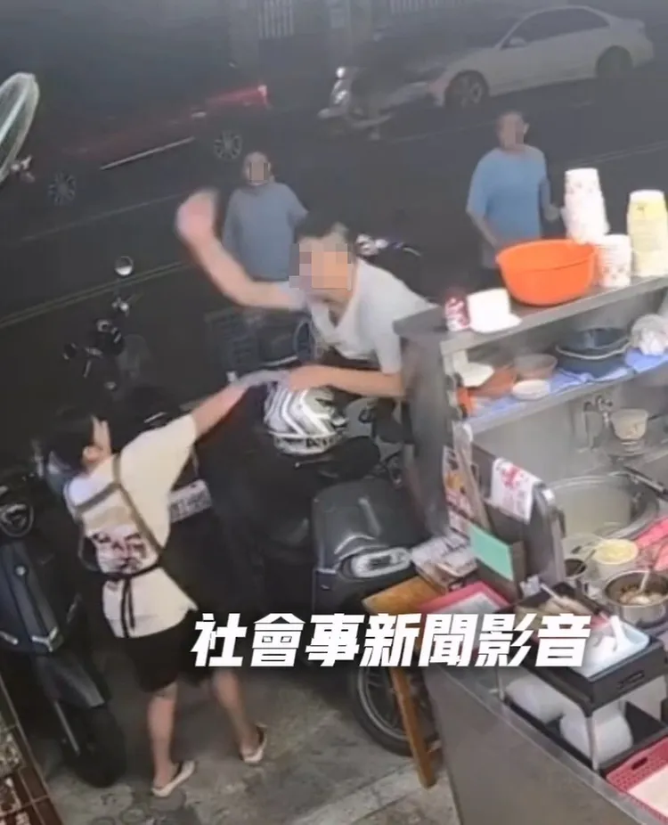 男子因停車糾紛，毆打鴨肉店女店員。翻攝社會事新聞影音