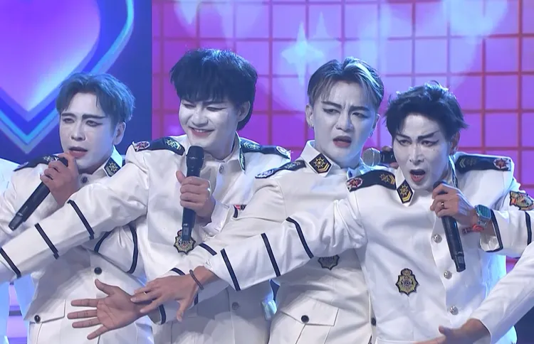 東諺（左起）、明亮、曾瑋中、阿玟等向第一代地球花美男陽帆致敬，演唱〈愛的迷惑〉。民視提供