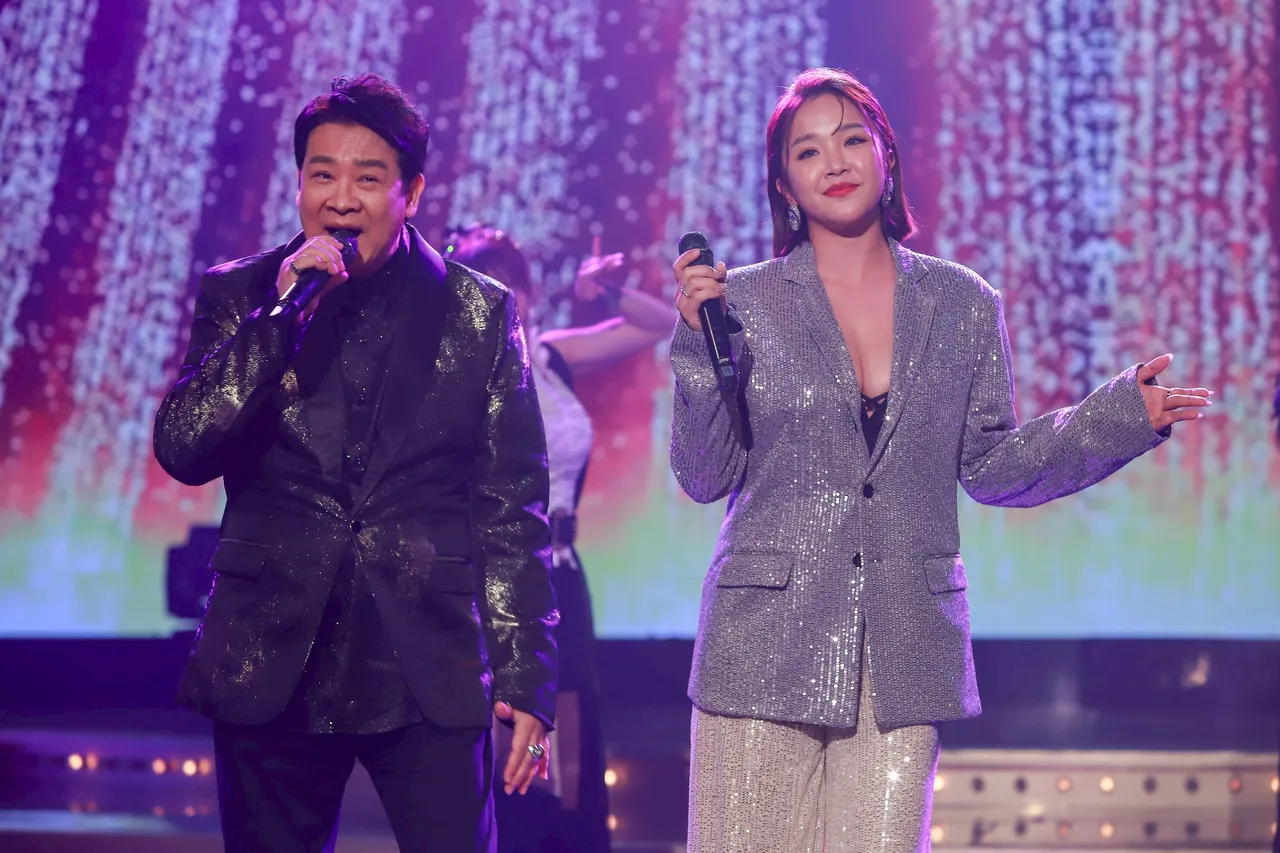 楊慶煌（左）和賴慧如合唱。民視提供
