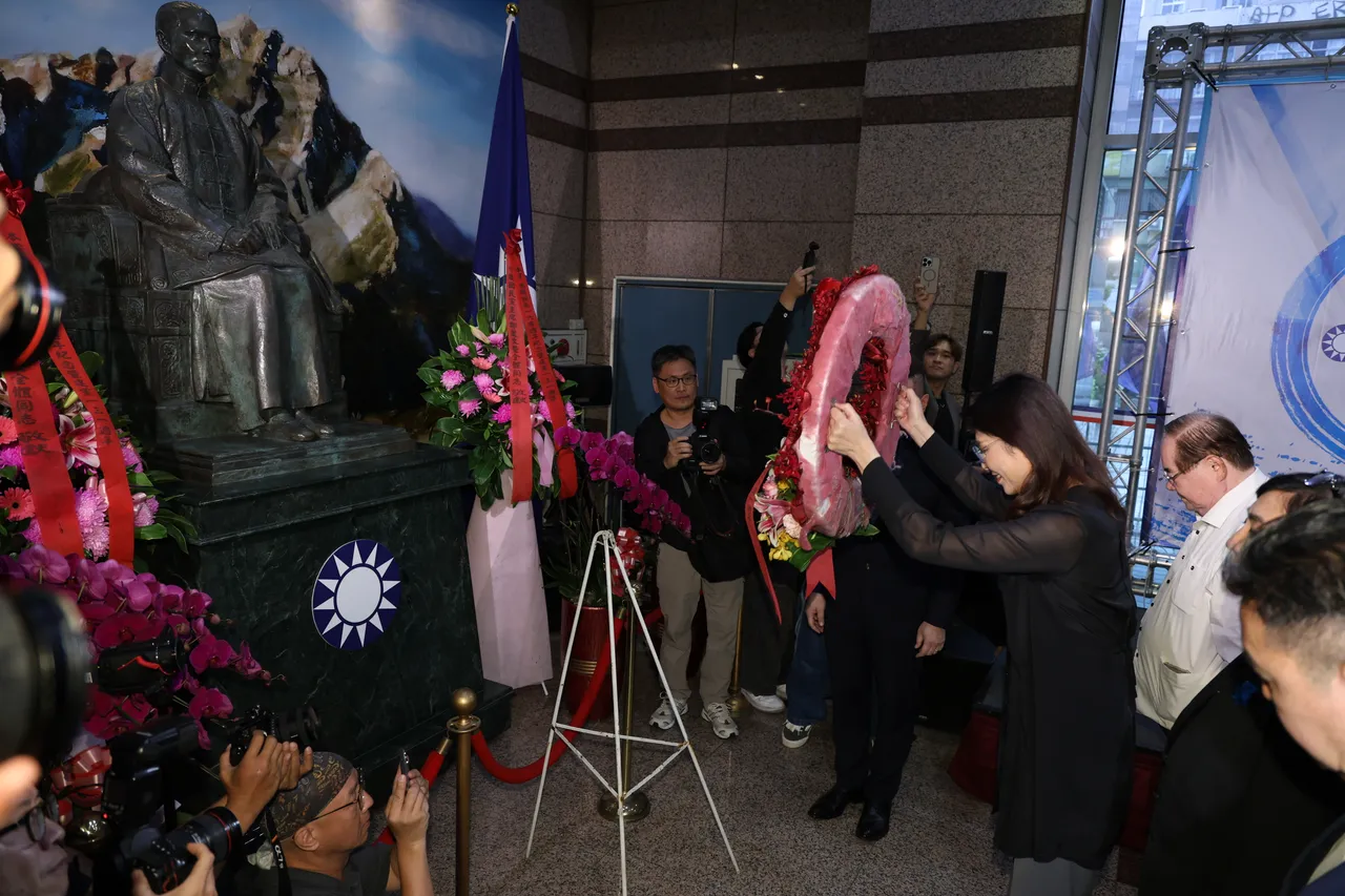 国民党举办纪念总理孙中山诞辰160周年，主席郑丽文向总理铜像献花致敬。彭欣伟摄