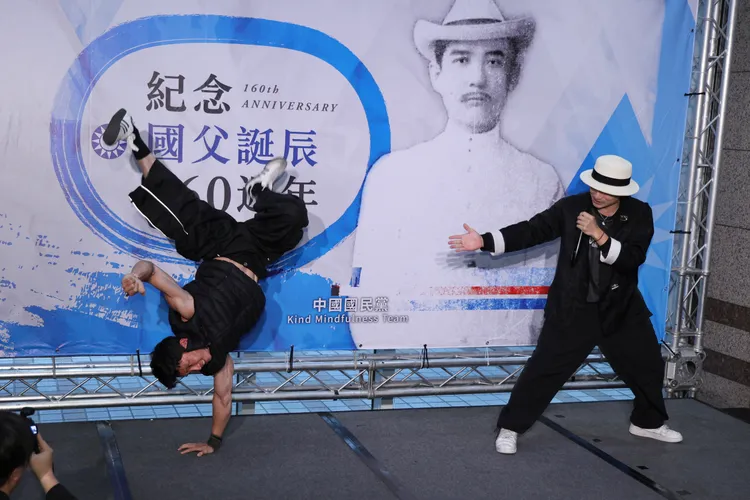 國民黨紀念總理孫中山誕辰160週年，街舞演出。彭欣偉攝