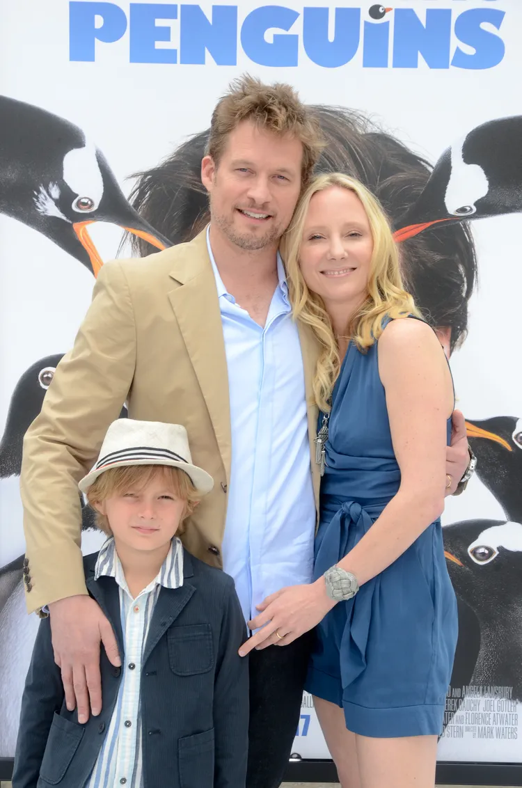 塔柏（中）與安海契曾交往11年，育有1子Atlas，親子三人曾一同出席《波普先生的企鵝》首映會。路透