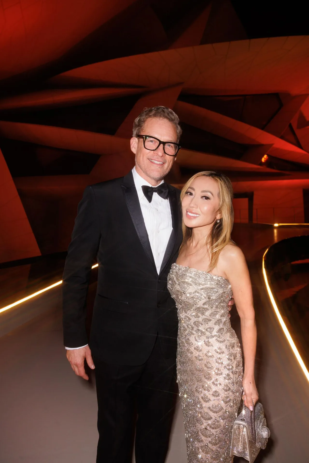 Tina（右）受邀前往卡達國家博物館參加頒獎典禮，塔柏貼心陪伴同行。讀者提供