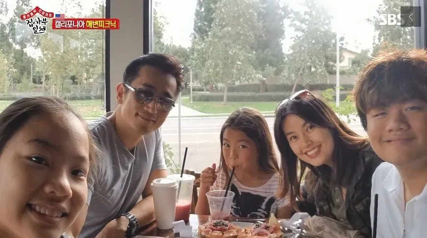 車仁表和辛愛羅育有長子車政民（右），領養2個女兒。翻攝SBS