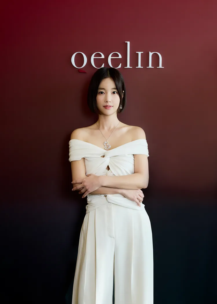 演員奇恩世以鑲嵌Akoya珍珠的Wulu Garden系列優雅亮相。品牌提供