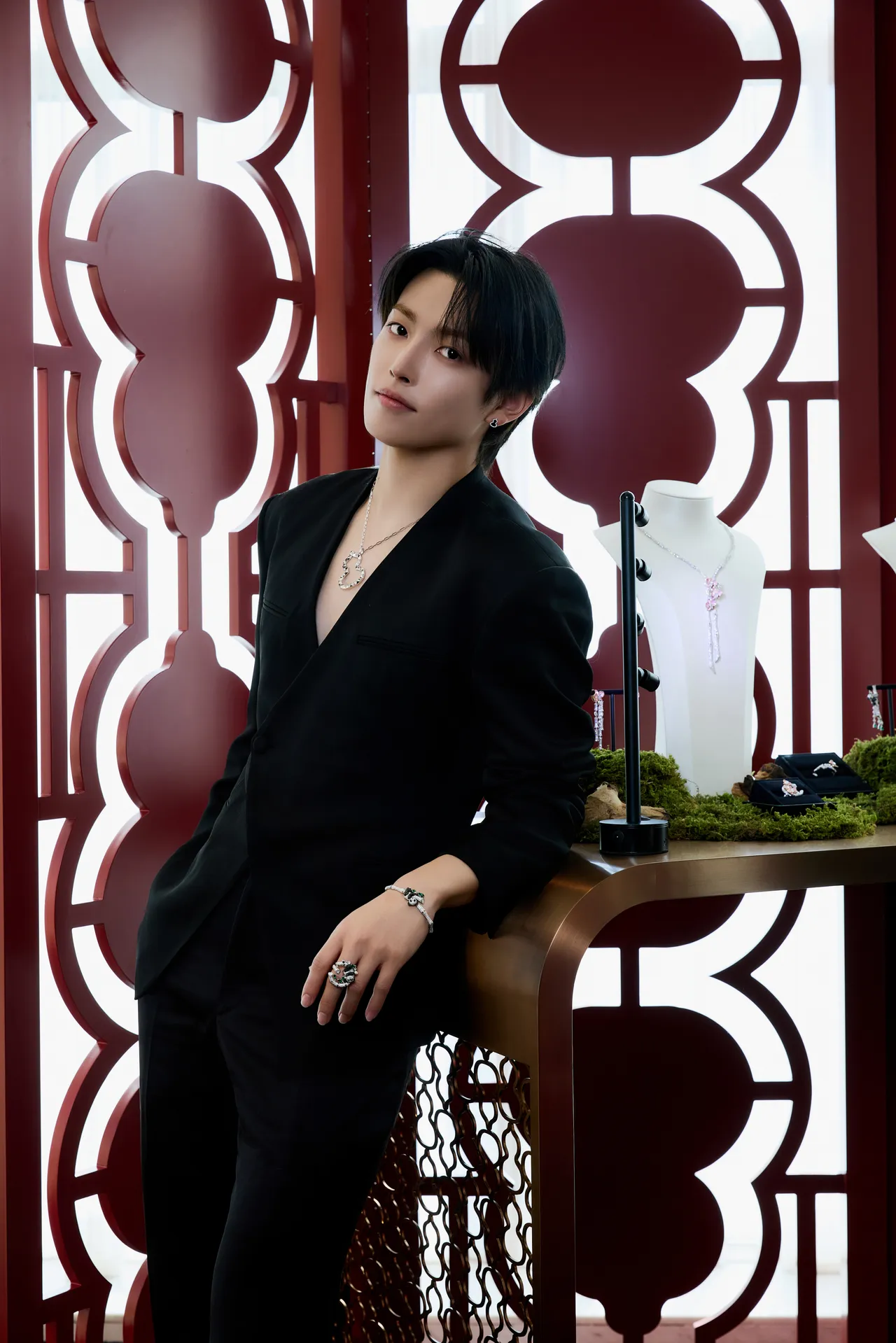 「ATEEZ」隊長金弘中則以Wulu 18項鍊搭配Bamboo Bo Bo手鍊與戒指。品牌提供