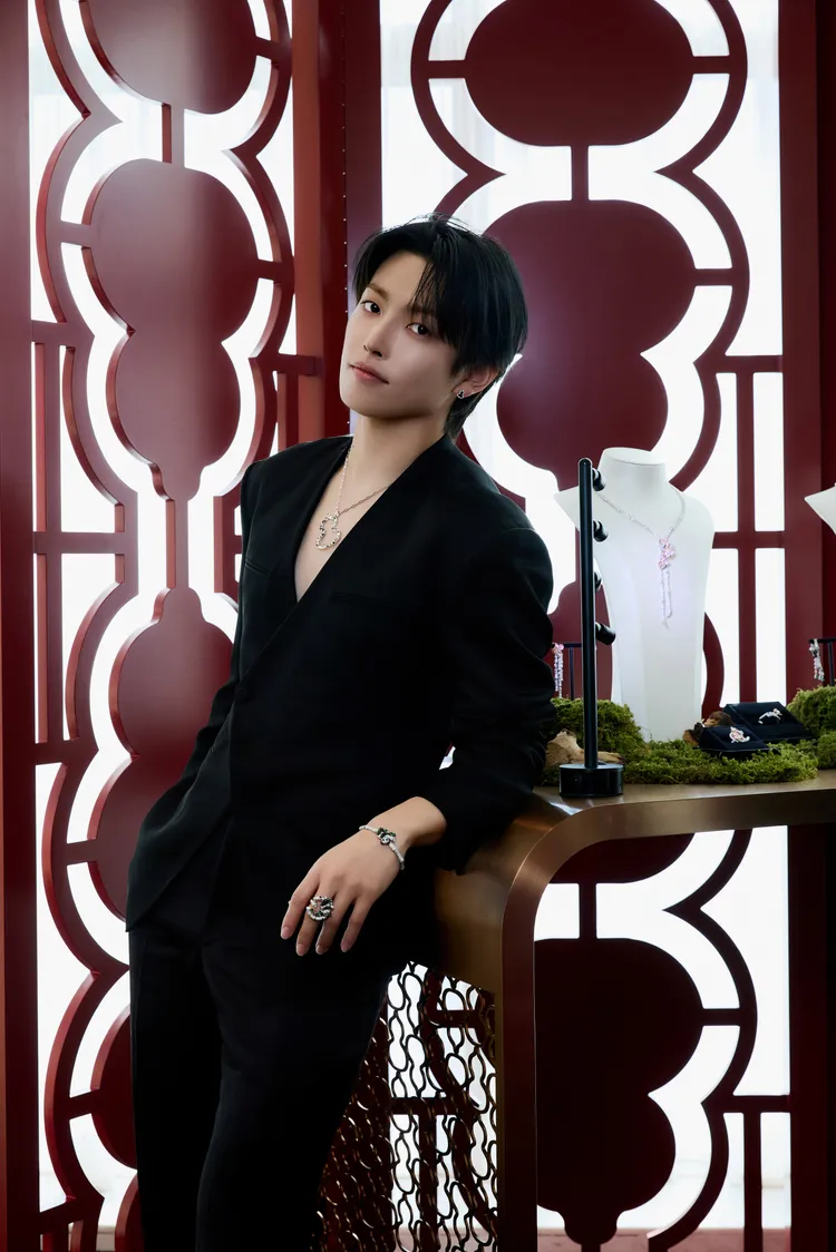 「ATEEZ」隊長金弘中則以Wulu 18項鍊搭配Bamboo Bo Bo手鍊與戒指。品牌提供