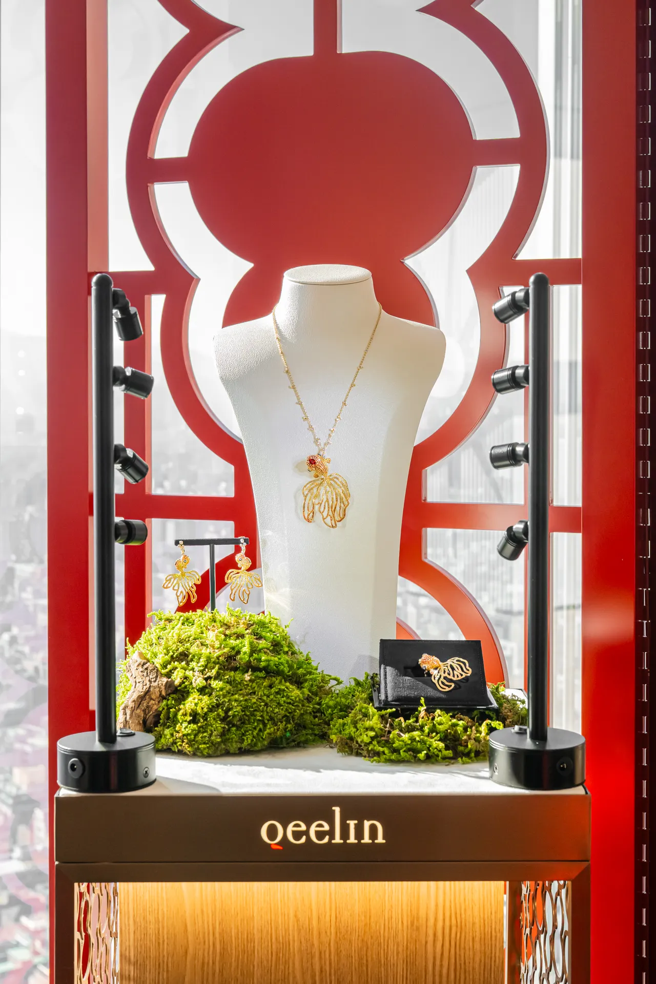 Qin Qin系列以18K黃金或玫瑰金輔以藍寶石、紅寶石漸層排列勾勒出金魚廓形。品牌提供