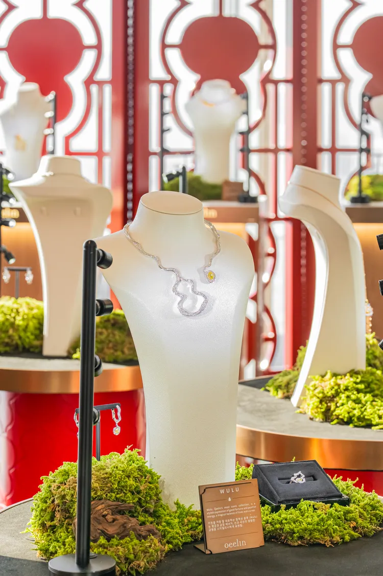 Wulu Fairy系列以經典葫蘆輪廓和耀眼黃鑽，重塑飛天女神曼妙舞袖的輕盈動感。品牌提供