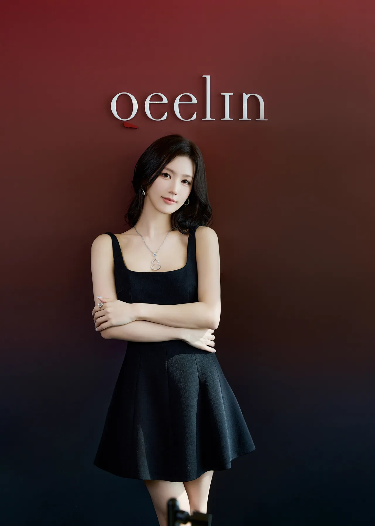 薇娟選搭鑲嵌海藍寶石的Wulu Fairy系列，在靈動飄逸間展現夢幻魅力。品牌提供