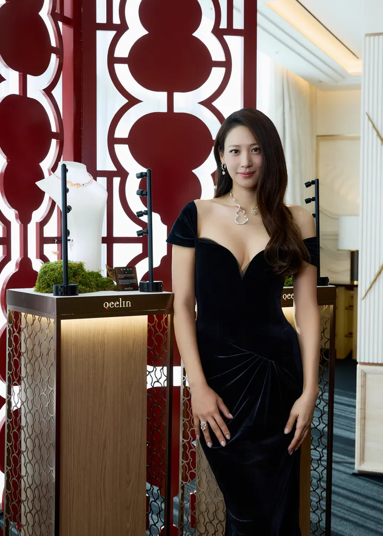 女星金秀賢以爆乳長洋裝搭配Wulu Fairy系列黃鑽珠寶演繹高雅風采。品牌提供