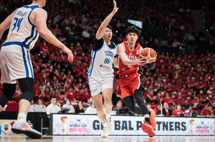 曾祥鈞(中)渡邊雄太(右)。FIBA ASIA