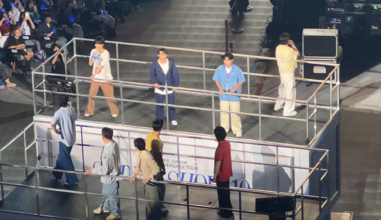 SJ坐花车遶场，台粉全都坐在位置上，非常有秩序。读者提供