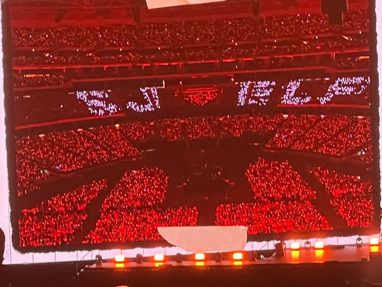 SJ在《Marry U》時以中控顯示「SJ❤️ELF」逆應援。讀者提供