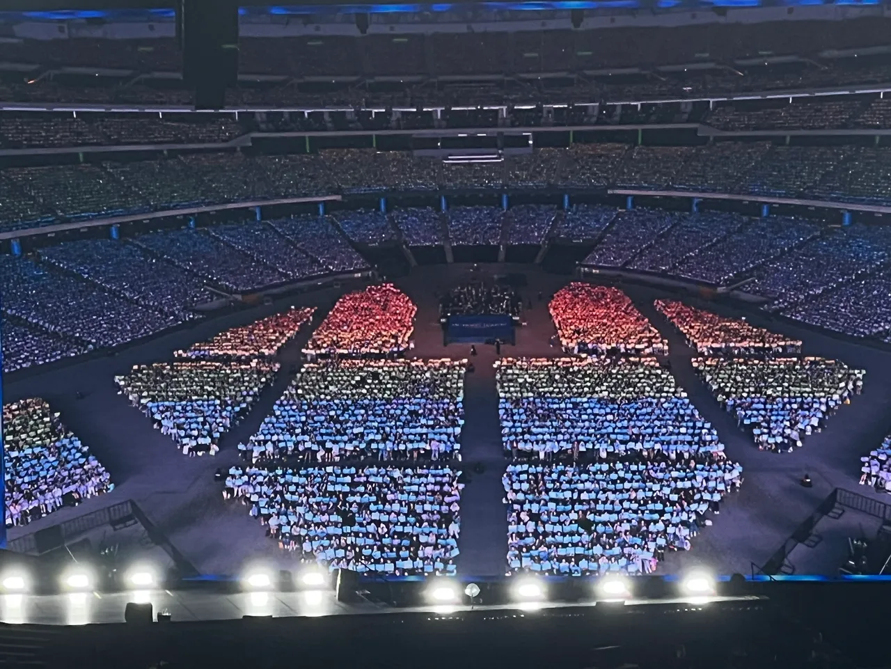 台粉打造彩虹海，银赫中文喊「漂亮」。读者提供