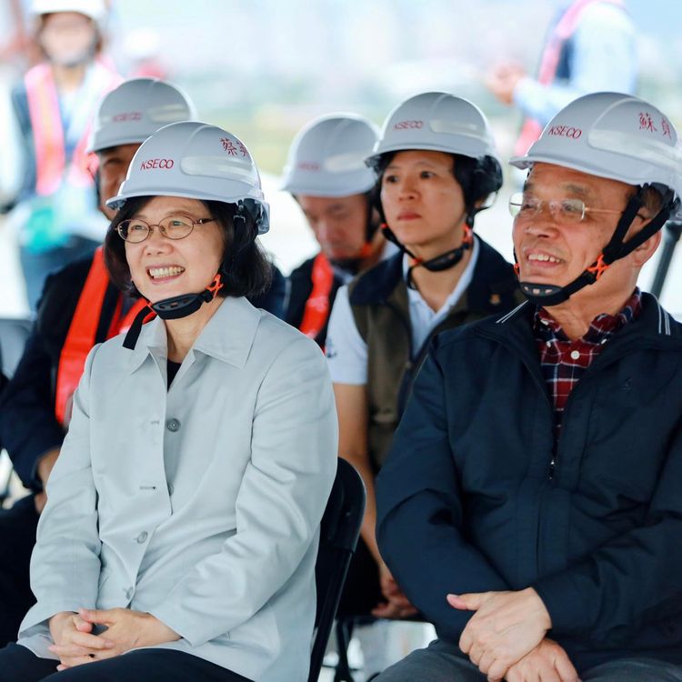 蔡英文、蘇貞昌同框！被讚「當總統颱風少」　神回1句全場笑了