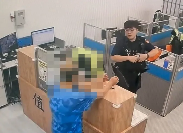 李男自行到派出所伸出雙手投案。翻攝照片