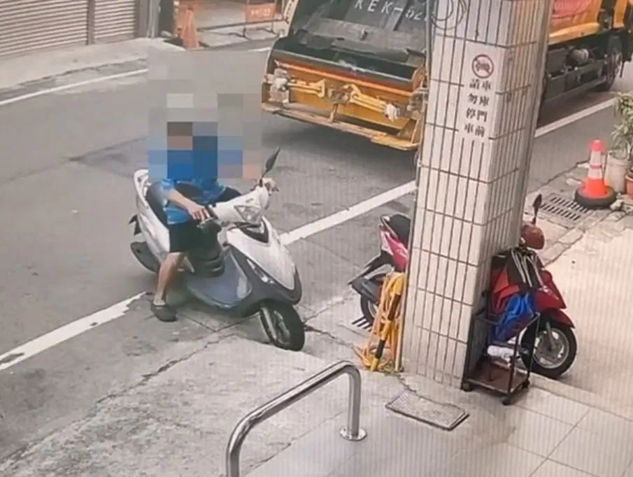 李男騎機車到派出所投案。翻攝照片