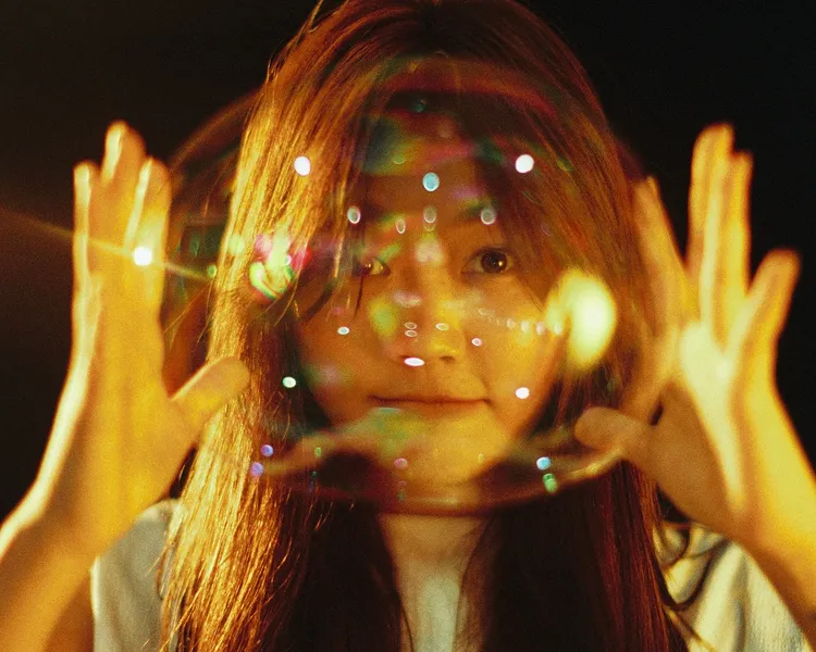 大颖与张简君伟二度合作，推出新歌《大人的快乐》。索尼音乐提供