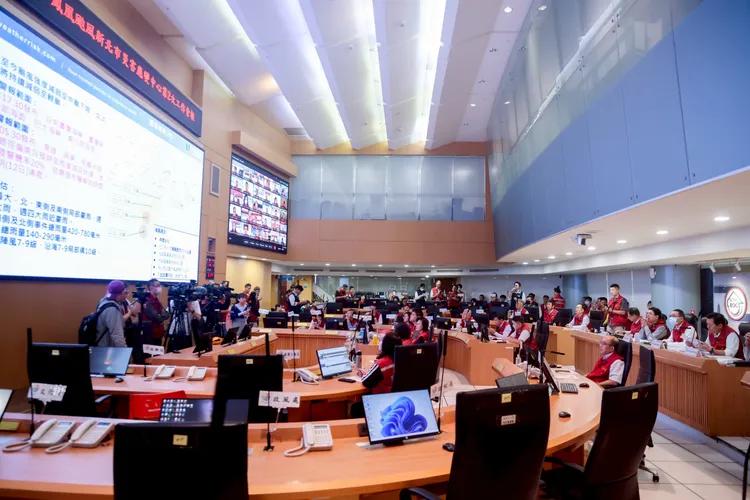 鳳凰颱風目前為中颱下限，北上過程減弱為輕颱，預計明天暴風圈通過中南部地區，下午在高屏登陸，晚間在花東出海。市府提供