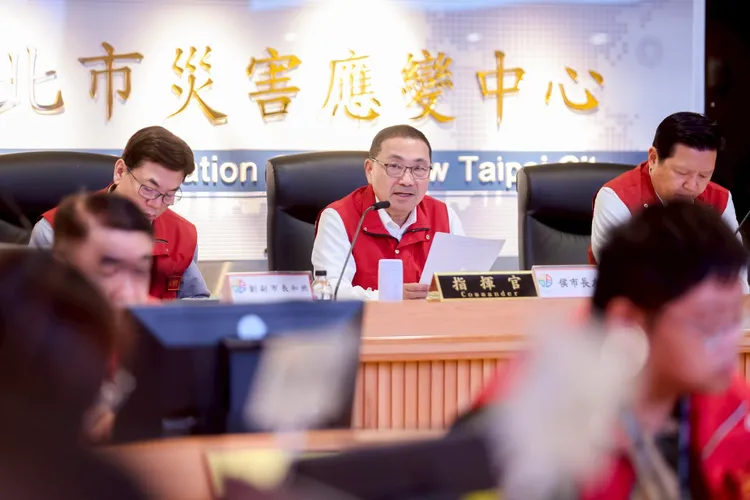 新北市长侯友宜今天上午主持防灾应变会议，说明北北基桃按科学依据做出停班停课的判断。市府提供