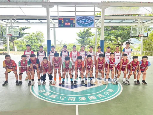 摇滚之神伍佰为国泰世华「大树计划」公益献声　「让偏乡孩子对自己有所期待」