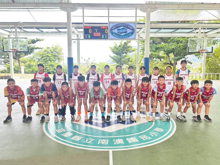 国泰世华银行秉持「大树计划」支持弱势教育的初心与信念，近日推出全新「大树计划」形象影片，此次特别邀请摇滚之神伍佰公益献声为影片配音，以温暖而坚定的旁白，替弱势学童发声。国泰世华银行提供