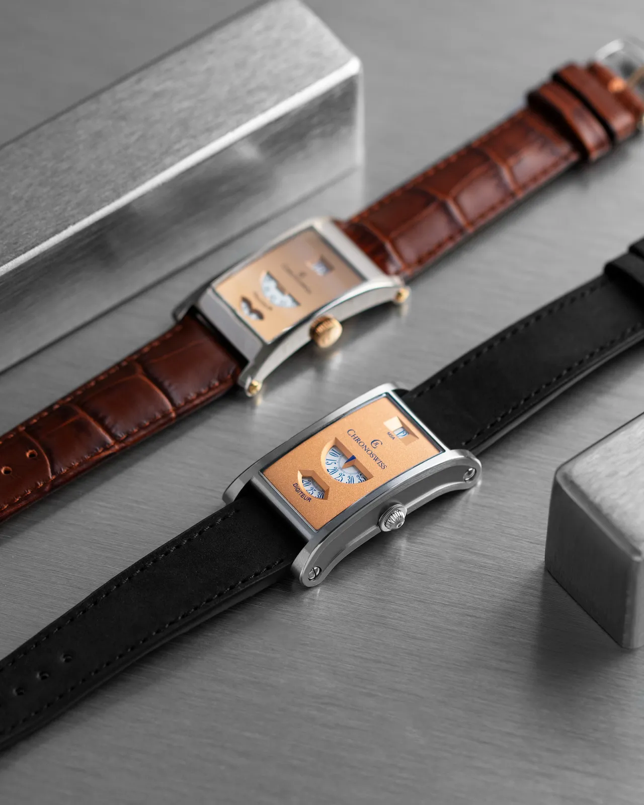 Chronoswiss Neo Digiteur，48x30mm，不锈钢表壳（经缎面拉丝、喷砂与抛光处理），喷砂电镀4N金色表盘（Sand），黑色Nubuck麂皮皮革表带，瑞宝自制手动上链机芯C.85757 ，动力储存约48小时 ，防水深度50米 ，限量99只 。品牌提供