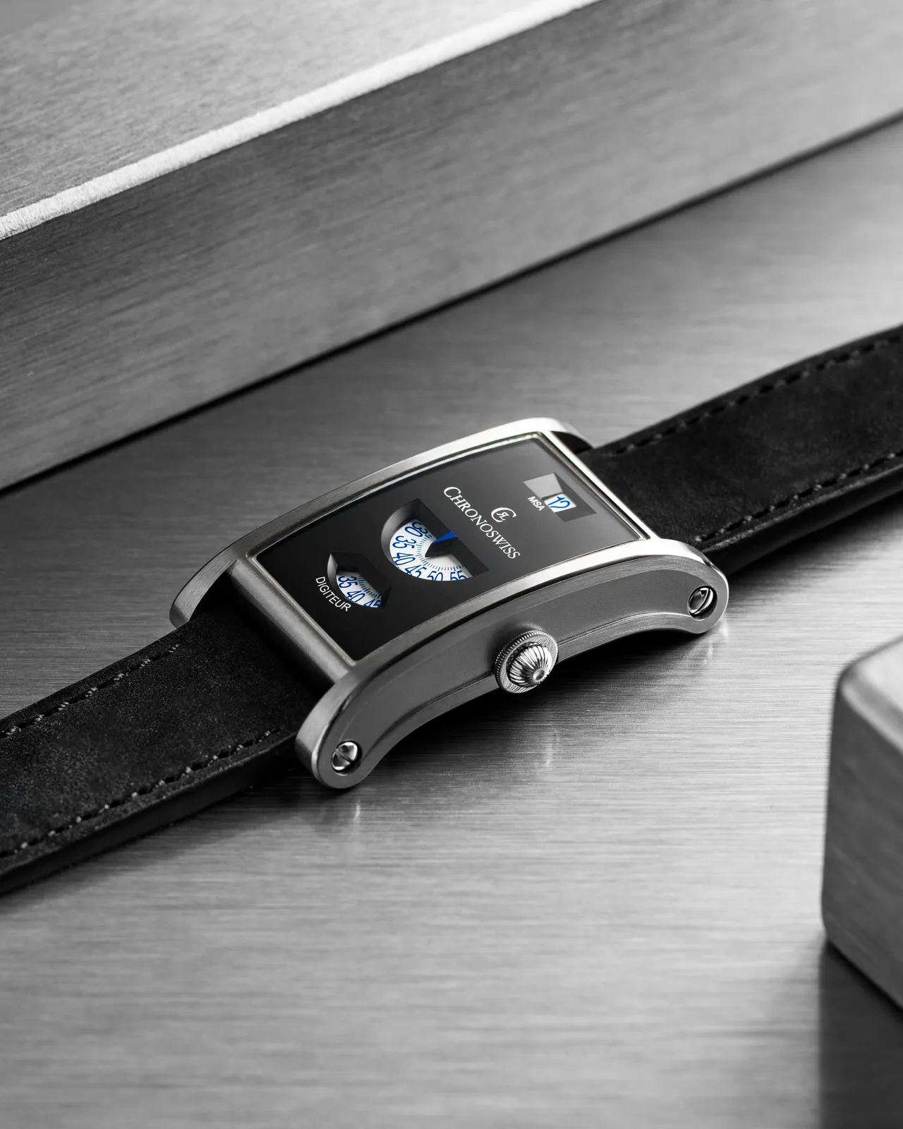 Chronoswiss Neo Digiteur，48x30mm，不锈钢表壳（经缎面拉丝、喷砂与抛光处理），喷砂电镀黑色表盘（Granit），黑色Nubuck麂皮皮革表带，瑞宝自制手动上链机芯C.85757 ，动力储存约48小时 ，防水深度50米 ，限量99只 。品牌提供