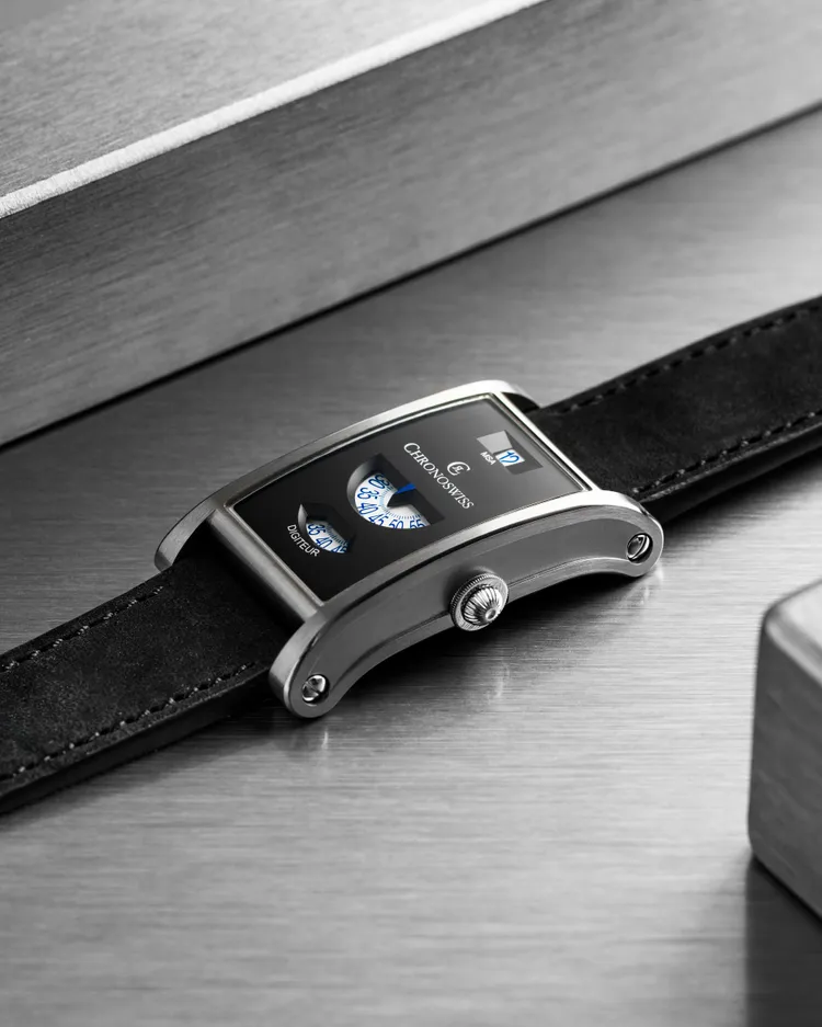Chronoswiss Neo Digiteur，48x30mm，不鏽鋼錶殼（經緞面拉絲、噴砂與拋光處理），噴砂電鍍黑色錶盤（Granit），黑色Nubuck麂皮皮革錶帶，瑞寶自製手動上鍊機芯C.85757 ，動力儲存約48小時 ，防水深度50米 ，限量99只 。品牌提供
