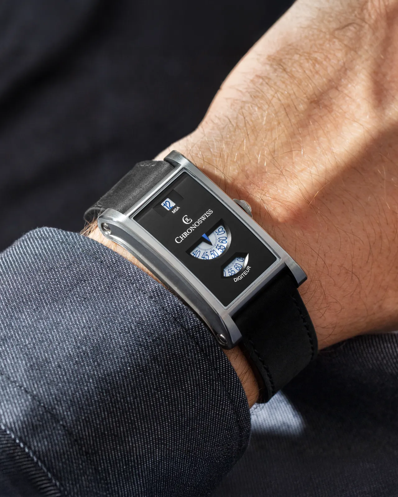 Chronoswiss Neo Digiteur，48x30mm，不锈钢表壳（经缎面拉丝、喷砂与抛光处理），喷砂电镀黑色表盘（Granit），黑色Nubuck麂皮皮革表带，瑞宝自制手动上链机芯C.85757 ，动力储存约48小时 ，防水深度50米 ，限量99只 。品牌提供