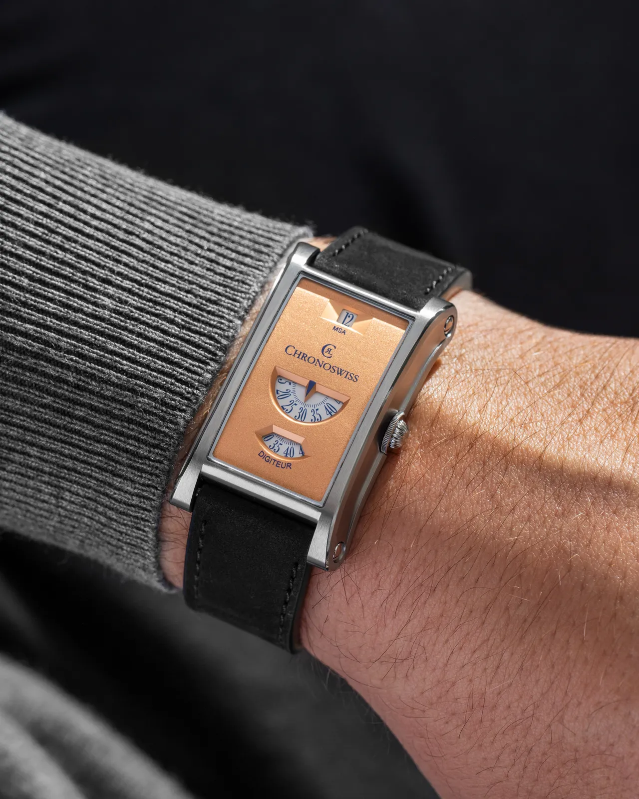 Chronoswiss Neo Digiteur，48x30mm，不锈钢表壳（经缎面拉丝、喷砂与抛光处理），喷砂电镀4N金色表盘（Sand），黑色Nubuck麂皮皮革表带，瑞宝自制手动上链机芯C.85757 ，动力储存约48小时 ，防水深度50米 ，限量99只 。品牌提供