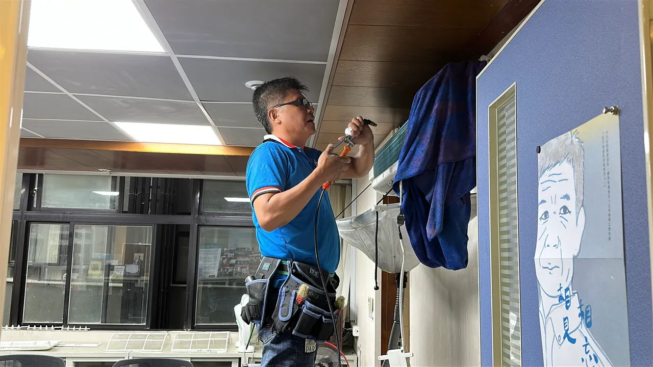 陳龍綺幫平冤辦公室洗冷氣機。冤獄平反協會提供