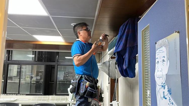 陳龍綺幫平冤辦公室洗冷氣機。冤獄平反協會提供
