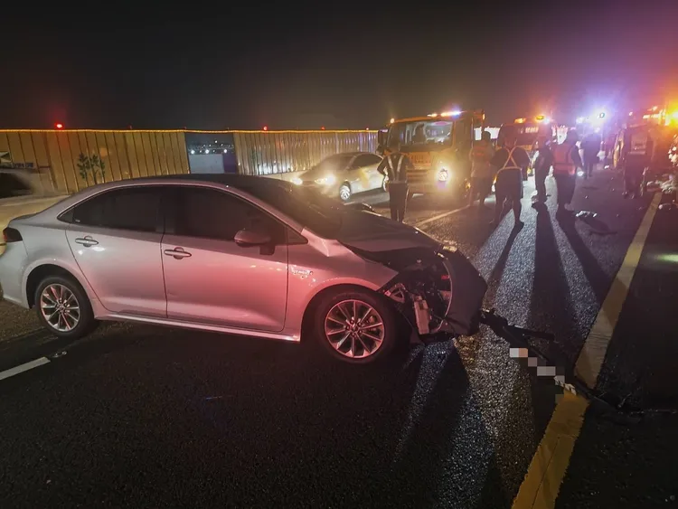 高女駕駛自用小客車撞擊黃男後車尾。翻攝畫面
