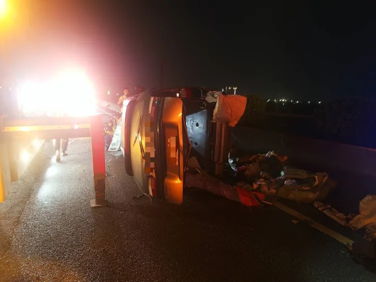 黃男駕駛自小客因爆胎失控側翻停於內側車道。翻攝畫面