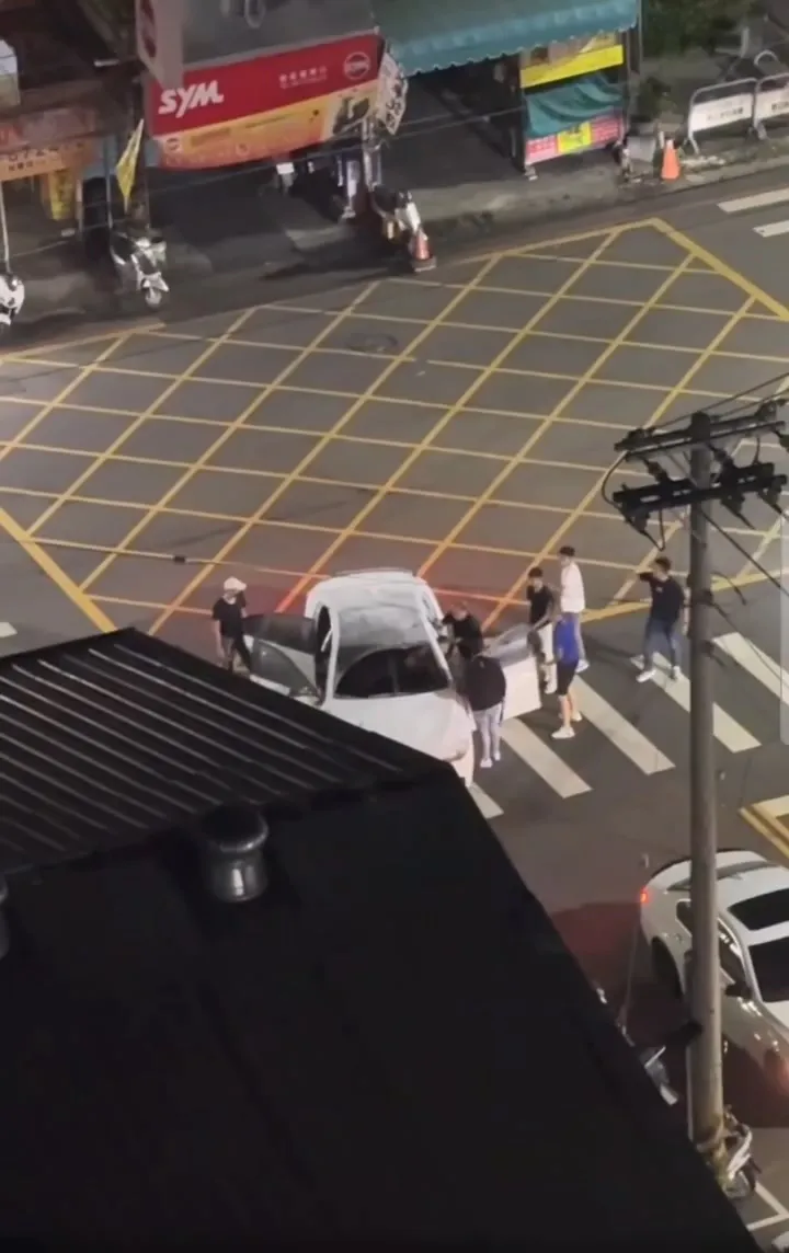 陈男躲进对方车子内，仍被拖出来殴打。翻摄脸书