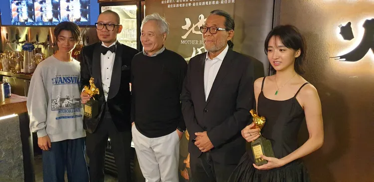 導演李安（左三）、金馬執委會主席李屏賓（右二）今天凌晨現身《地母》慶功宴，與演員白潤音（左一起）、導演張吉安、許恩怡等合影。張瑞振攝